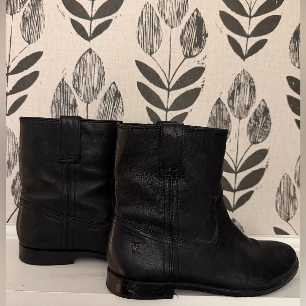 Frye Women's Anna Shortie boots